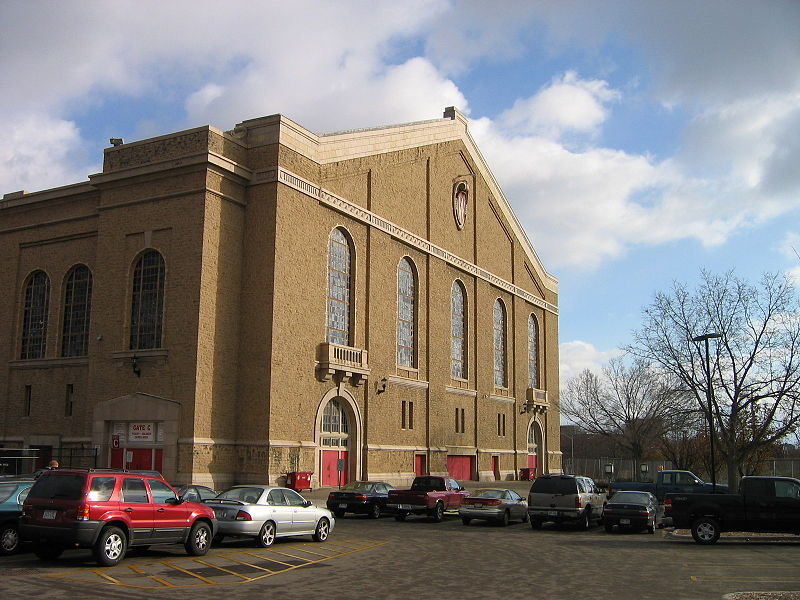 800px-Wisconsin_Fieldhouse_OUTSIDE